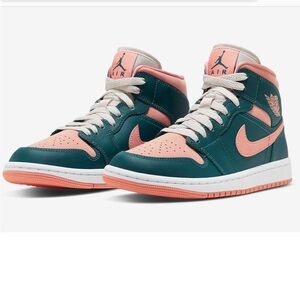 Jordan 1 Mid
Dark Teal Green (Women's)